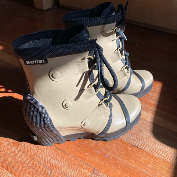 Sorel Beige and Black Winter Boots - Picture 6 of 10